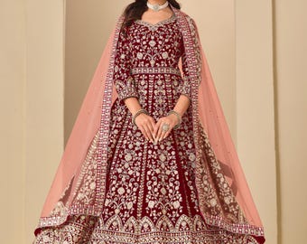 9000 fluwelen bruidslehengaset met ingewikkeld zari-borduurwerk, wijd uitlopende rok en bijpassend net Dupatta