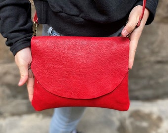 Kleine oder mittelgroße rote Leder Crossbody-Tasche, rotes Rechteck-weiche Ledertasche mit Klappe, lässige Alltagsfrauen-Geldbeutel für jeden Anlass.