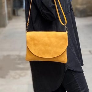 Petit sac à bandoulière en cuir. Porte-monnaie en cuir italien souple jaune moutarde avec rabat. Sac femme décontracté. Disponible en beige et dans d'autres couleurs