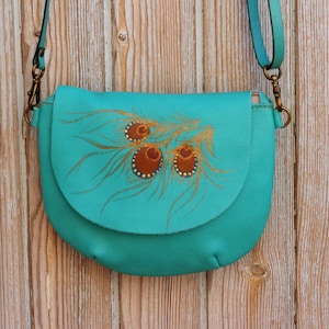 Petit sac à main rond en cuir avec motif paon. Cadeau original pour jeune fille ou femme. Petit sac bohème de fête ou de tous les jours en cuir