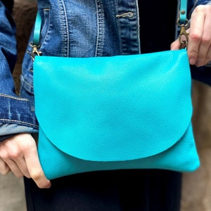 Kleine Petrol Leder Umhängetasche. Umhängetasche aus weichem türkisem Leder. Tasche aus geschmeidigem Leder mit Klappe und Reißverschluss in Türkis
