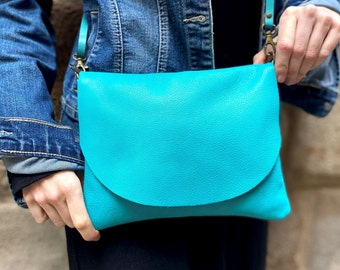 Kleine blauwgroen lederen Crossbody portemonnee. Zachte turquoise leren tas voor dames. Gladde blauwgroen leren tas met klep en ritssluiting Blauwgroen leren tas