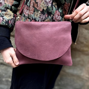 Kleine Umhängetasche aus Leder in Kastanienbraun. Wein Geldbörse. Lila Lederhandtasche.   Ledertasche für Frauen mit Reißverschluss, bordeus oder rubinrot