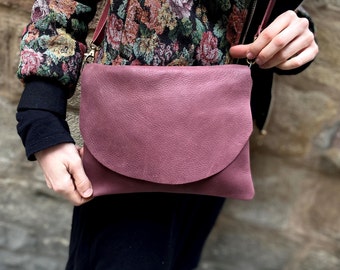 Petit sac à bandoulière / sac à main en cuir de couleur prune. Aubergine, sac à main en cuir violet. Sac en cuir pour femme avec fermeture à glissière
