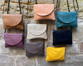 Pequeño bolso de piel para mujer con cremallera y solapa. Bolsito bandolera negro, verde, amarillo, colores vivos. Hecho a mano en Barcelona