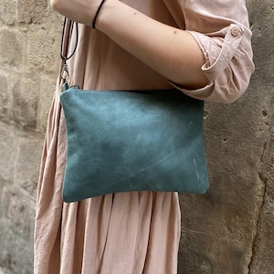 Sac à main bandoulière en cuir vert avec fermeture éclair. Sac à main en cuir bleu sarcelle souple pour femme. Petit sac en cuir vert océan et vert forêt. Sac minimaliste