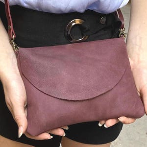 Kleine Umhängetasche aus Leder in Kastanienbraun. Wein Geldbörse, Lila Lederhandtasche. Ruby Ledertasche für Frauen jeden Tag mit Reißverschluss aus Leder