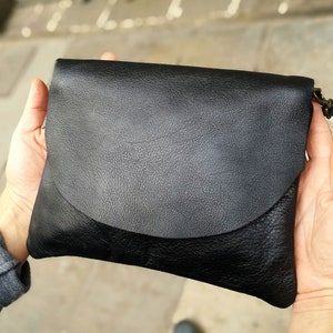 Sac à bandoulière chic en cuir noir avec rabat - Sac à main élégant et minimaliste pour femme