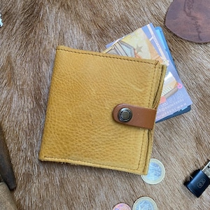 Senfgelbe Leder Geldbörse.  Weiche und natürliche Leder Slim Bifold Herren Brieftasche. Minimalistisches Geschenk für Ihn. Geschenk für Sie