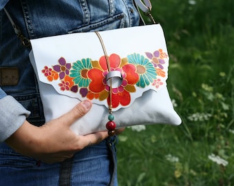 Hochzeitsgeschenk. Weiße Leder Crossbody Frauentasche mit Blumen, bunte Lederhandtasche, kleine Geldbörse, Flower Power Tasche im Boho-Stil