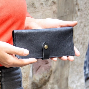Cartera de piel grande para mujer en colores oscuros. Monedero de cuero para mujer negro, marron, color cogñac, denim. Cartera hecha a mano