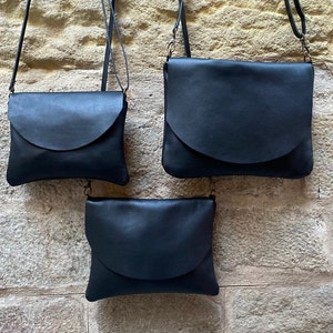 Kleine elegante schwarze Geldbörse. Weiches Leder, Umhängetasche mit Reißverschluss für Damen. Schwarze Leder Minimalistische Alltagstasche Lässige Einfache Klassische Tasche