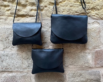 Kleine of middelgrote klassieke zwarte portemonnee. Zacht leer, crossbodytas met ritssluiting voor dames. Zwart leren alledaagse minimalistische tas Casual eenvoudig