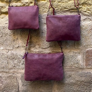 Umhängetasche aus weichem Leder in Kastanienbraun mit Reißverschluss. Burgund kleine oder mittlere Alltag Leder Geldbörse. Lässige Einfache Lila Handtasche für Frauen