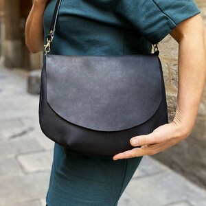 Runde Lederumhängetasche, vielseitige Geldbörse, schwarze Crossbody-Tasche, runde Ledertasche, grüne Lederhandtasche, Runde Tasche, Senftasche, Geschenk