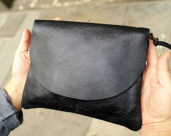 Bolso Bandolera PIel Suave Negra. Pequeño o Mediano Bolso Simple de Piel. Bolso de Piel con Solapa y Cremallera. Regalo Mujer