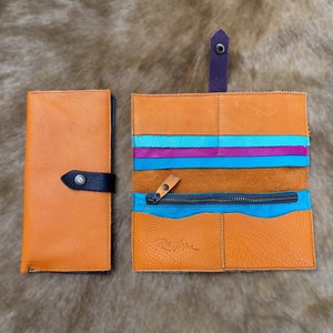 Carteira grande continental feminina de couro nas cores azul-petróleo (turquesa), laranja, amarelo-mostarda ou vermelho. Carteira fina e colorida para mulheres. Organizador de viagem.