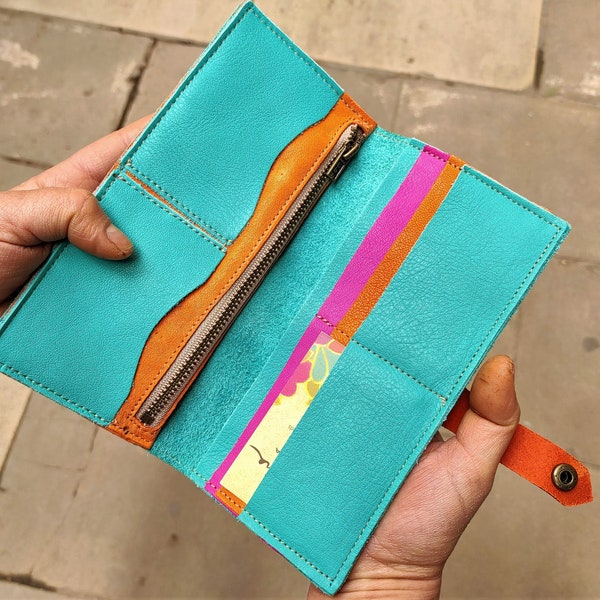 Grand portefeuille continental en cuir bleu sarcelle (turquoise), orange, jaune moutarde ou rouge pour femme. Portefeuille fin et coloré pour femme. Organisateur de voyages.