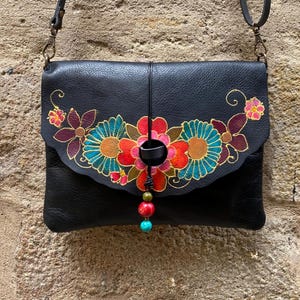 Sac à bandoulière en cuir blanc pour femme avec fleurs, sac à main en cuir coloré, petit sac à main, sac Flower Power de style bohème. Sac peint à la main aux couleurs vives