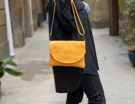 Bolso bandolera de mujer de cuero amarillo. Bolso amarillo de piel