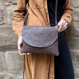 Kleine oder Mittelbraune Umhängetasche aus Italienischem Leder, Braune Leder Geldbörse, Jeden Tag Leder Geldbörse, Minimalistische Klappentasche