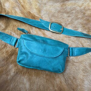 Riñonera amplia de cuero verde. Riñonera suave. Riñonera de cuero. Monedero de cuero personalizado.