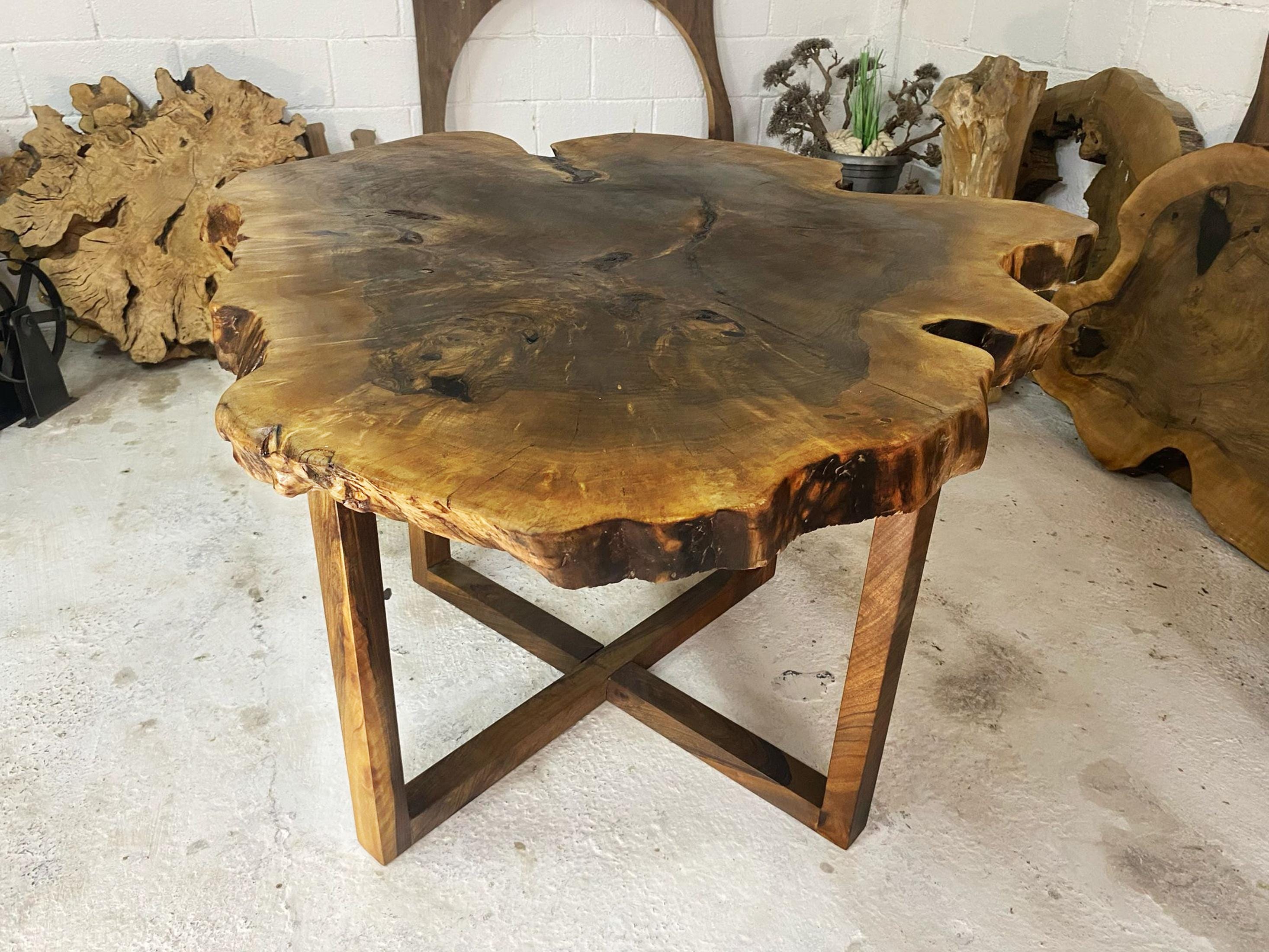 ライブエッジウォールナットダイニングテーブル：手作りの無垢材