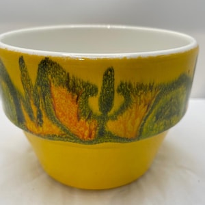 Vintage Delphis blomkruka från Poole Pottery, 1970-talet, med gul, orange och grön dekoration.