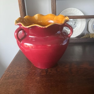 Könnte beinhalten: Set aus drei Keramikbechern mit gesprenkelter, matter Oberfläche. Die Becher sind in Creme-, Hellgrau- und Dunkelgrautönen gehalten. Jede Tasse hat ein schlichtes, minimalistisches Design, ideal für Kaffee oder Tee.