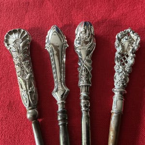 VIER (nur als Gruppe verkauft) Englische, punzierte Silberknopfhaken – 15 cm