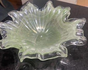 Cuenco de vidrio soplado a mano con volantes y centro de mesa de estilo Murano con espiral verde