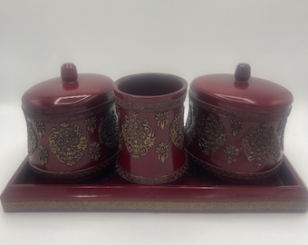 Conjunto de toucador vintage em tons de vinho e dourado, com bandeja decorativa e potes, estilo Hollywood Regency, para banheiro, cômoda e decoração de interiores.