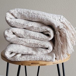 Elegant Throw Blanket, 100% Cotton, Cream, Extra Large, Queen Size, Gifts for Home, Beautiful Accent Piece, Neutral, Fringed, Quality Throw.