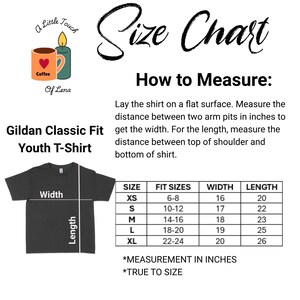 K&ouml;nnte beinhalten: Eine Gr&ouml;&szlig;entabelle f&uuml;r Gildan Classic Fit Jugend-T-Shirts. Die Tabelle enth&auml;lt Ma&szlig;e in Zoll f&uuml;r Breite und L&auml;nge sowie Gr&ouml;&szlig;en. Anweisungen zum Messen des Shirts sind ebenfalls enthalten.