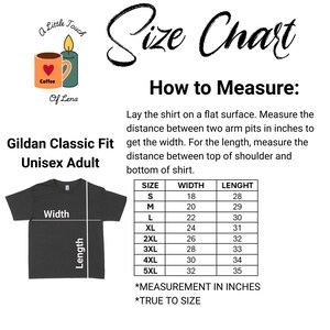 K&ouml;nnte beinhalten: Eine Gr&ouml;&szlig;entabelle f&uuml;r ein Gildan Classic Fit Unisex Adult T-Shirt. Die Tabelle zeigt die Ma&szlig;e in Zoll f&uuml;r die Gr&ouml;&szlig;en S bis 5XL. Anweisungen zur Messung der Breite und L&auml;nge des Shirts sind ebenfalls enthalten.