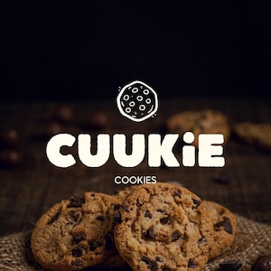 Może przedstawiać: Zbliżenie na ciasteczka z kawałkami czekolady z białym logo, na którym widnieje napis "CUUKiE COOKIES" na brązowym drewnianym tle.