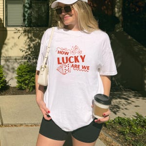Wie glücklich sind wir Shirt, trendiges Glücksshirt, Glückswürfel Shirt, Sommer Tops, Geschenke für sie, Retro, wie glücklich sind wir