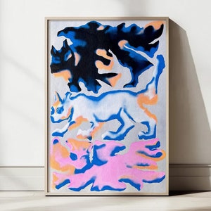 Op de afbeelding: Abstracte kunstprint met een wit, blauw en roze ontwerp met een gestileerde dierfiguur. De print is ingelijst in een licht houten lijst.