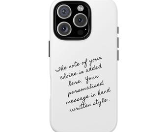 Może przedstawiać: Białe etui na telefon z czarnym modułem aparatu i tekstem: "The note of your choice is added here. Your personalised message in hand written style."
