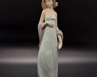 Lladró Porcelain Figurine, "Ingenue" #5487, Original Box