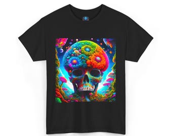 Op de afbeelding: Een zwart T-shirt met een kleurrijke psychedelische schedelprint. De schedel is omringd door een verscheidenheid aan kleurrijke paddenstoelen en bloemen. De print is een psychedelisch en surrealistisch ontwerp.