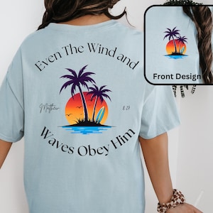 Même le vent et les vagues lui obéissent| Chemise de surf chrétienne | Matthieu 8:27 Verset biblique en t-shirt | T-shirt Soyez tranquille | Chemise de plage confessionnelle