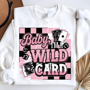 Baby I'm a Wild Card PNG / Western Cowgirl Design / Sublimazione del gioco d'azzardo retrò / Download digitale per amanti del poker / Design per maglietta a tema casinò