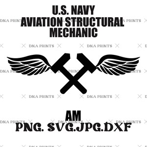 以下が含まれることがあります： 「U.S. NAVY AVIATION STRUCTURAL MECHANIC」のテキストが入った白黒グラフィック。翼の付いた交差したハンマーと、その下に「AM」の文字、PNG、SVG、JPG、DXFのファイルタイプオプションが含まれています。
