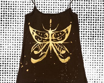 Camiseta de tirantes con estampado de mariposas: camiseta sin mangas marrón decolorada pintada a mano