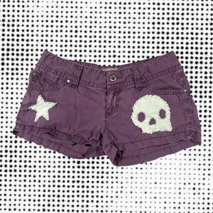 Skull and bones shorts: handsydda lila patchworkbyxor