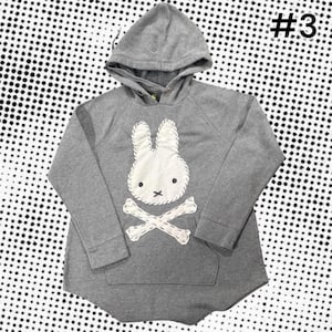 Sudadera con capucha de conejo y huesos: sudadera gris de manga larga con retazos.
