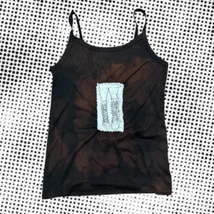 Canottiere patchwork nere: canotte con toppe disegnate da Demonia Boots