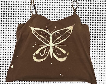 Cami met vlinder: handgeschilderde gebleekte bruine tanktop