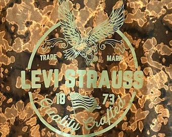 Camiseta Levi's Classic Eagle Graphic, branqueada à mão, tamanho adulto pequeno.